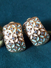 Charger l'image dans la galerie, Boucles d'oreilles anciennes Philippine - Clips dorés ajourés, fleurs blanches et strass bleus.