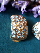 Charger l'image dans la galerie, Boucles d'oreilles anciennes Philippine - Clips dorés ajourés, fleurs blanches et strass bleus.
