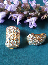 Charger l'image dans la galerie, Boucles d'oreilles anciennes Philippine - Clips dorés ajourés, fleurs blanches et strass bleus.