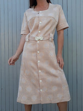 Charger l'image dans la galerie, Robe vintage Stella - Imprimé damiers beige-moutarde. Taille XXL, 44, 46. Fabriqué en France.