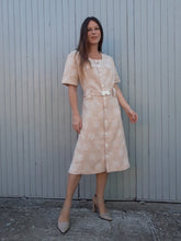 Charger l'image dans la galerie, Robe vintage Stella - Imprimé damiers beige-moutarde. Taille XXL, 44, 46. Fabriqué en France.