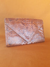 Charger l'image dans la galerie, Clutch bag vintage Emmy - Enveloppe XXL couleur fauve. En peau écaillée.