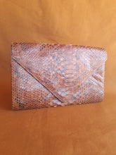 Charger l'image dans la galerie, Clutch bag vintage Emmy - Enveloppe XXL couleur fauve. En peau écaillée.