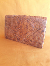 Charger l'image dans la galerie, Clutch bag vintage Emmy - Enveloppe XXL couleur fauve. En peau écaillée.