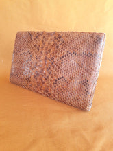 Charger l'image dans la galerie, Clutch bag vintage Emmy - Enveloppe XXL couleur fauve. En peau écaillée.