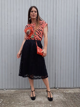 Charger l'image dans la galerie, Jupe vintage Tracy - Dentelle ajourée noire plissée. Taille XL, 42, 44