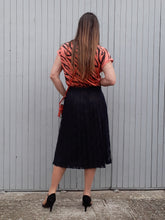 Charger l'image dans la galerie, Jupe vintage Tracy - Dentelle ajourée noire plissée. Taille XL, 42, 44