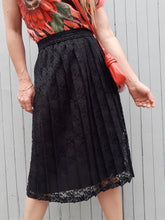 Charger l'image dans la galerie, Jupe vintage Tracy - Dentelle ajourée noire plissée. Taille XL, 42, 44