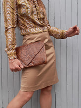Charger l'image dans la galerie, Clutch bag vintage Emmy - Enveloppe XXL couleur fauve. En peau écaillée.