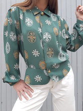 Charger l'image dans la galerie, Blouse vintage Nelly - Verte à basque. Imprimé foulard. Taille XXL, 44, 46. Fabriqué en France.