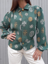 Charger l'image dans la galerie, Blouse vintage Nelly - Verte à basque. Imprimé foulard. Taille XXL, 44, 46. Fabriqué en France.