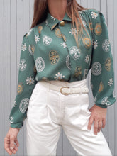 Charger l'image dans la galerie, Blouse vintage Nelly - Verte à basque. Imprimé foulard. Taille XXL, 44, 46. Fabriqué en France.