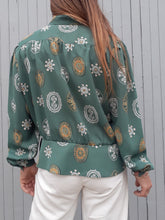 Charger l'image dans la galerie, Blouse vintage Nelly - Verte à basque. Imprimé foulard. Taille XXL, 44, 46. Fabriqué en France.