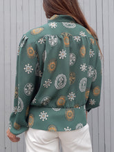 Charger l'image dans la galerie, Blouse vintage Nelly - Verte à basque. Imprimé foulard. Taille XXL, 44, 46. Fabriqué en France.