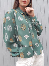 Charger l'image dans la galerie, Blouse vintage Nelly - Verte à basque. Imprimé foulard. Taille XXL, 44, 46. Fabriqué en France.