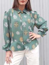 Charger l'image dans la galerie, Blouse vintage Nelly - Verte à basque. Imprimé foulard. Taille XXL, 44, 46. Fabriqué en France.