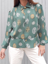 Charger l'image dans la galerie, Blouse vintage Nelly - Verte à basque. Imprimé foulard. Taille XXL, 44, 46. Fabriqué en France.