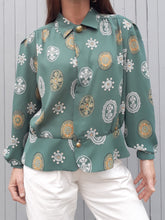 Charger l'image dans la galerie, Blouse vintage Nelly - Verte à basque. Imprimé foulard. Taille XXL, 44, 46. Fabriqué en France.