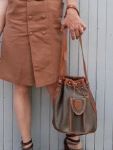 Charger l'image dans la galerie, Sac vintage Victoire - Forme seau. Color block vert kaki et marron. Jules Audrey