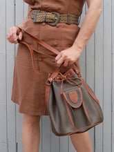 Charger l'image dans la galerie, Sac vintage Victoire - Forme seau. Color block vert kaki et marron. Jules Audrey