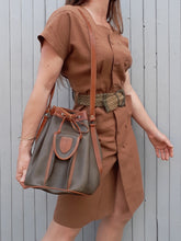 Charger l'image dans la galerie, Sac vintage Victoire - Forme seau. Color block vert kaki et marron. Jules Audrey