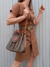 Charger l'image dans la galerie, Sac vintage Victoire - Forme seau. Color block vert kaki et marron. Jules Audrey