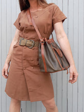 Charger l'image dans la galerie, Sac vintage Victoire - Forme seau. Color block vert kaki et marron. Jules Audrey