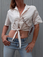 Charger l'image dans la galerie, Chemisier vintage Alexia - A nouer. Broderies et dentelle. Taille M, 38, 40