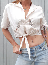 Charger l'image dans la galerie, Chemisier vintage Alexia - A nouer. Broderies et dentelle. Taille M, 38, 40