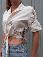 Charger l'image dans la galerie, Chemisier vintage Alexia - A nouer. Broderies et dentelle. Taille M, 38, 40