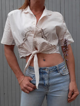 Charger l'image dans la galerie, Chemisier vintage Alexia - A nouer. Broderies et dentelle. Taille M, 38, 40