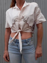 Charger l'image dans la galerie, Chemisier vintage Alexia - A nouer. Broderies et dentelle. Taille M, 38, 40
