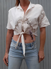 Charger l'image dans la galerie, Chemisier vintage Alexia - A nouer. Broderies et dentelle. Taille M, 38, 40