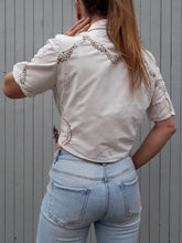 Charger l'image dans la galerie, Chemisier vintage Alexia - A nouer. Broderies et dentelle. Taille M, 38, 40