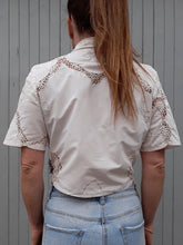 Charger l'image dans la galerie, Chemisier vintage Alexia - A nouer. Broderies et dentelle. Taille M, 38, 40