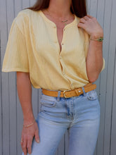 Charger l'image dans la galerie, Gilet vintage Victoria - Jaune à motif feuillage. Taille XXL, 44, 46