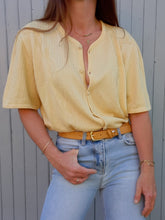 Charger l'image dans la galerie, Gilet vintage Victoria - Jaune à motif feuillage. Taille XXL, 44, 46
