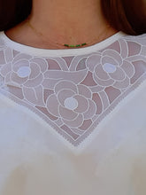 Charger l'image dans la galerie, Top vintage Capucine - Broderies florales en V. Manches bouffantes. Taille XXL, 44, 46