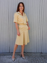 Charger l'image dans la galerie, Ensemble vintage Mendy - Cacharel. Jupe culotte et chemisier jaune pâle. Taille S, 36, 38.