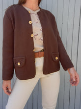 Charger l'image dans la galerie, Cardigan vintage Marcia - En maille marron et boutons dorés. Taille L, 40,42