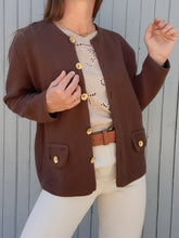 Charger l'image dans la galerie, Cardigan vintage Marcia - En maille marron et boutons dorés. Taille L, 40,42