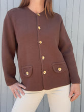 Charger l'image dans la galerie, Cardigan vintage Marcia - En maille marron et boutons dorés. Taille L, 40,42