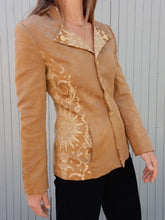 Charger l'image dans la galerie, Veste Katia - Les soleils d'Arles. Chamois. Taille S, 34, 36, 38.