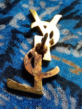 Charger l'image dans la galerie, Broche ancienne - Pin's Yves Saint Laurent. Doré.