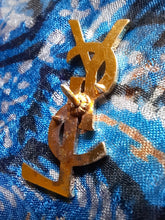 Charger l'image dans la galerie, Broche ancienne - Pin's Yves Saint Laurent. Doré.