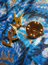 Charger l'image dans la galerie, Broche ancienne - Pin's Yves Saint Laurent. Doré.