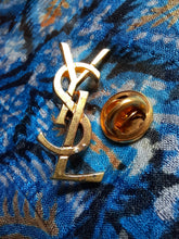 Charger l'image dans la galerie, Broche ancienne - Pin's Yves Saint Laurent. Doré.