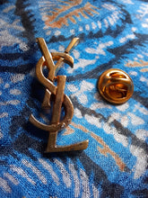 Charger l'image dans la galerie, Broche ancienne - Pin's Yves Saint Laurent. Doré.