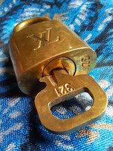 Charger l'image dans la galerie, Cadenas Louis Vuitton - Numéro 321. Padlock Gold