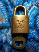 Charger l'image dans la galerie, Cadenas Louis Vuitton - Numéro 321. Padlock Gold